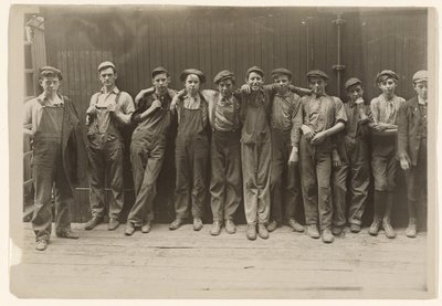 Un gruppo di giovani borsisti al lavoro in una fabbrica di conserve a Indianapolis, Indiana da Lewis W. Hine