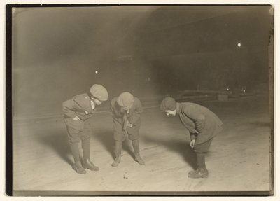 Un gioco di merda a mezzanotte. da Lewis W. Hine