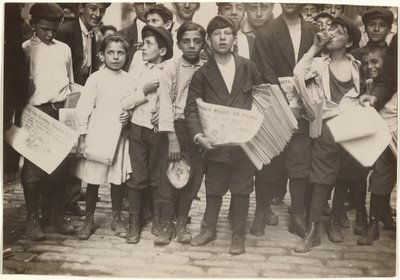 [Folla di newsies, tra cui una ragazza]. da Lewis W. Hine