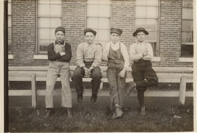 [Gruppo di ragazzi che lavorano al calzaturificio Brown, Moberly, Missouri]. da Lewis W. Hine