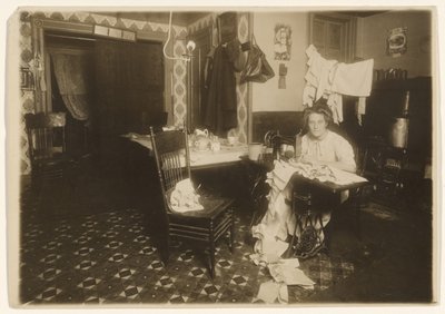 [Lavori in casa (Donna alla macchina da cucire)] da Lewis W. Hine