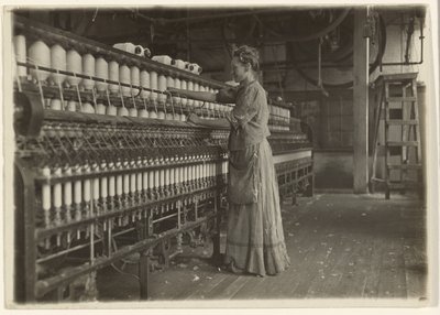 In un antico mulino per tessuti (filatoio). da Lewis W. Hine