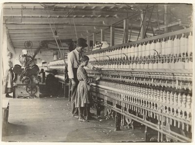[Uomo con ragazza alla macchina per filare, cotonificio della Carolina del Sud]. da Lewis W. Hine