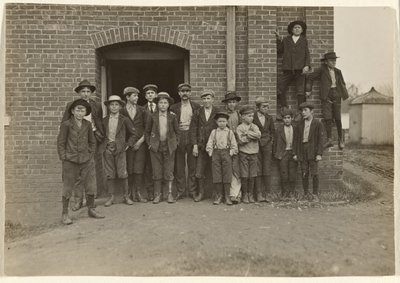 [Ora di Mezzogiorno, King Mfg. Co., Augusta, Georgia]. da Lewis W. Hine
