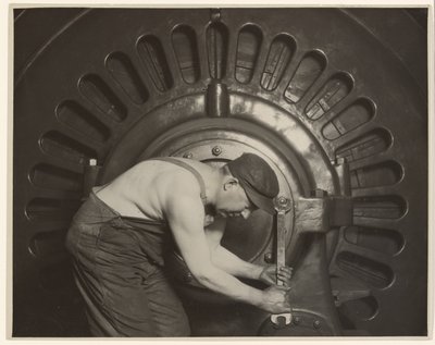 Meccanico della centrale elettrica. da Lewis W. Hine