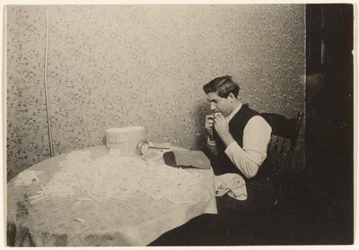 Rolling Cigarettes in N.Y. Tenement/[Homework] da Lewis W. Hine