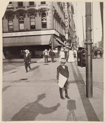 [Autoritratto con Newsboy] da Lewis W. Hine