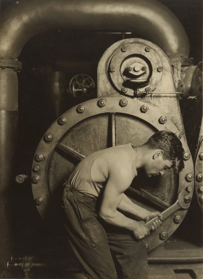 [Installatore di vapore o Meccanico e pompa di vapore]. da Lewis W. Hine