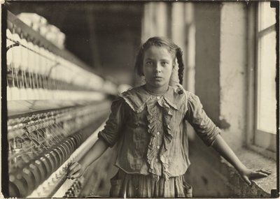 Filatrice di dieci anni nel cotonificio della N. Carolina da Lewis W. Hine