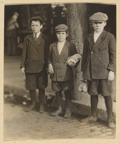 [Tre ragazzi in calzamaglia e berretto in City Street] da Lewis W. Hine