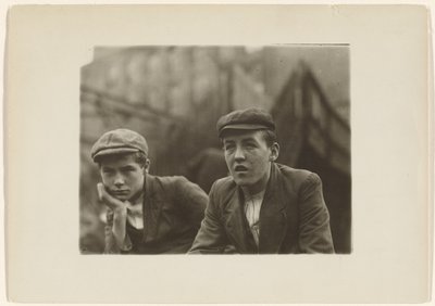 Due ragazzi con cappotti e berretti, New Jersey da Lewis W. Hine