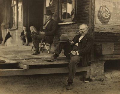 Due uomini e un ragazzo sulla veranda da Lewis W. Hine