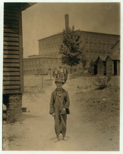 Eddie Norton, 12 anni, guadagna circa 40 centesimi al giorno come spazzino al Saxon Mill, Spartanburg, Carolina del Nord, 1912 da Lewis Wickes Hine