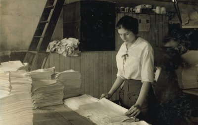 Ragazza di 15 anni che piega gli asciugamani nella lavanderia Bonanno, Boston, Massachusetts da Lewis Wickes Hine
