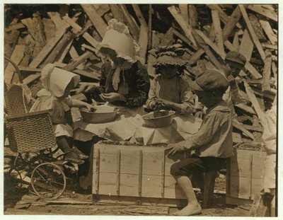 Cyral di 2 anni che sbuccia fragole dal suo carretto alla stazione di sbucciatura di Johnson, Seaford, Delaware, a volte addormentandosi per qualche minuto, 1910 da Lewis Wickes Hine