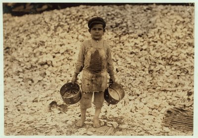Manuel, raccoglitore di gamberetti migrante di 5 anni, davanti a un mucchio di gusci di ostriche, lavorando per il secondo anno alla Dunbar, Lopez, Dukate Company, Biloxi, Mississippi, 1911 da Lewis Wickes Hine