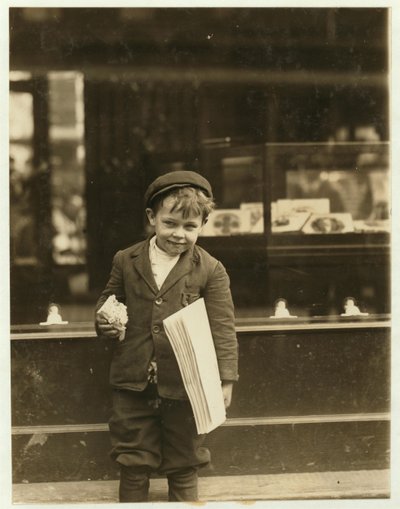 Tommy Hawkins, ragazzo di 5 anni che vende giornali, alto solo 3 piedi e 4 pollici, che lavora a St. Louis, Missouri, 1910 da Lewis Wickes Hine
