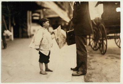 Hyman, ragazzo di sei anni che vende giornali fino alle 18:00 a Lawrence, Massachusetts, 1911 da Lewis Wickes Hine