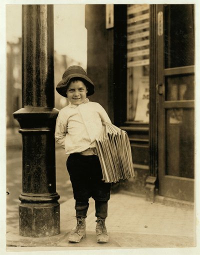 Ragazzo di sei anni, noto come Little Fattie e alto solo 3 piedi e 4 pollici, lavora da un anno a St. Louis, Missouri, 1910 da Lewis Wickes Hine