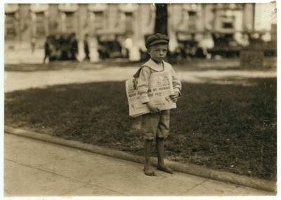 Ragazzo di 7 anni venditore di giornali a Mobile, Alabama, 1914 da Lewis Wickes Hine