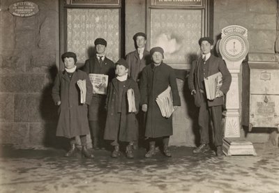 20:30 Gruppo di giornalai che vendono al deposito, Hartford, Connecticut. Il ragazzo più piccolo ha 11 anni.,marzo 1909 (foto) da Lewis Wickes Hine