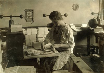 Una ragazza di 15 anni taglia le matrici nel negozio di goffratura di Harry C. Taylor, al 61 di Court Street, a Boston, Massachusetts. da Lewis Wickes Hine