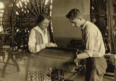 Un ragazzo e una ragazza al lavoro su un telaio presso la Cheney Silk Mills di South Manchester, Connecticut da Lewis Wickes Hine