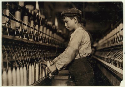 Un doffer sostituisce bobine piene al Globe Cotton Mill, Augusta, Georgia, 1909 da Lewis Wickes Hine