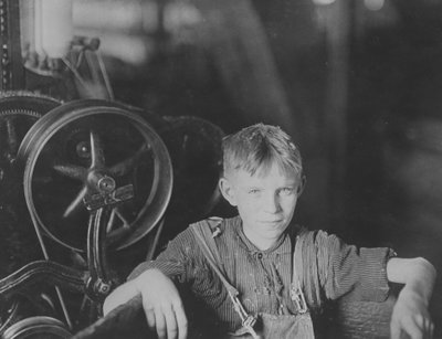 Una giovane filatrice polacca nel mulino della Quidwick Co. Anthony, R. I 1909 da Lewis Wickes Hine