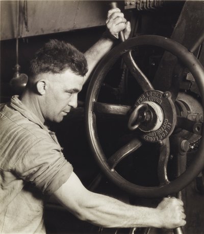 Un design industriale: Pennsylvania Rubber Co. al controllo di una grande calandra - Produzione di pneumatici per auto da Lewis Wickes Hine