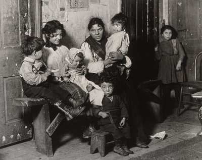 Una casa italiana vicino a Hull House, Chicago, 1910 da Lewis Wickes Hine