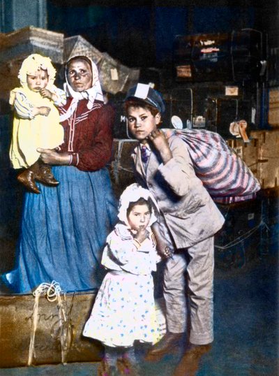 Arrivo di una famiglia di immigrati italiani a Ellis Island (New York) negli Stati Uniti nel 1905. da Lewis Wickes Hine
