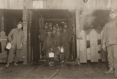 Alla chiusura della giornata, Pennsylvania, 7 gennaio da Lewis Wickes Hine