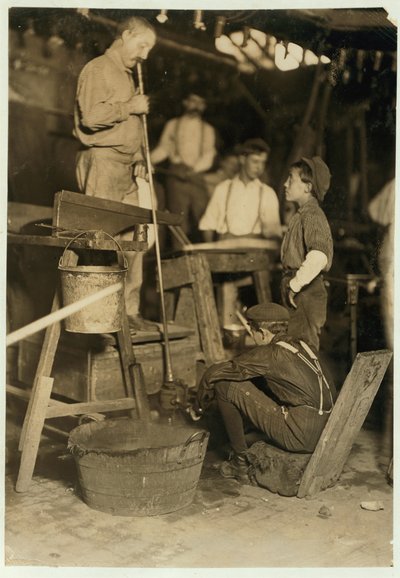 Soffiatore e ragazzo dello stampo alla Seneca Glass Works, Morgantown, West Virginia, 1908 da Lewis Wickes Hine