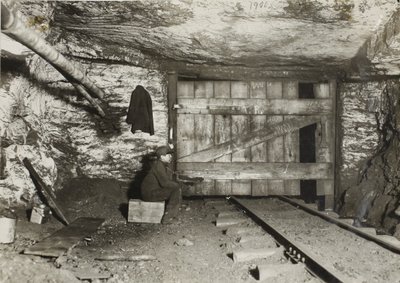 Ragazzo in attesa del passaggio del carbone da Lewis Wickes Hine