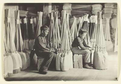 Ragazzi nella sala di imballaggio, Brown Mfg. Company, Evansville, Ind. da Lewis Wickes Hine