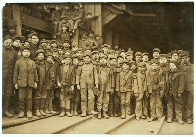 Ragazzi spaccatori che selezionano il carbone a mano presso Ewen Breaker della Pennsylvania Coal Co, South Pittston, Pennsylvania, 1911 da Lewis Wickes Hine