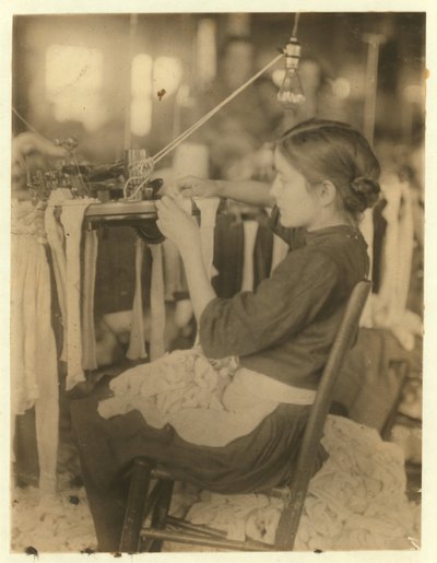 Cherokee Hosiery Mill, Roma, Georgia impiegando tornitori e annodatori di 8 e 9 anni, 1913 da Lewis Wickes Hine
