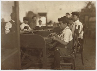 Apprendista bambino alla fabbrica di sigari De Pedro Casellas, Tampa, Florida, 1909 da Lewis Wickes Hine