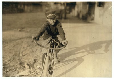 Curtin Hines di 14 anni, messaggero della Western Union per 6 mesi, Houston, Texas, 1913 da Lewis Wickes Hine