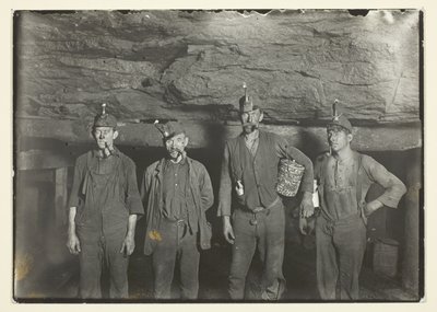 Nel profondo di una miniera di carbone della West Virginia, i minatori tornano a casa da Lewis Wickes Hine