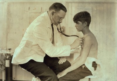 Medico che esamina un giovane operaio, Cheney Silk Mills, South Manchester, Connecticut, 1924 circa (foto b/n) da Lewis Wickes Hine