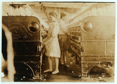 Elsie e Sadie che lavorano alla Yazoo City Yarn Mills, Mississippi, dicevano di avere 13 anni, 1911 da Lewis Wickes Hine
