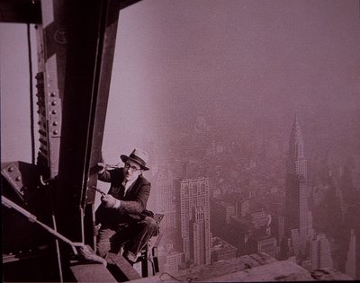 Empire State Building in costruzione, un ispettore controlla il lavoro da Lewis Wickes Hine