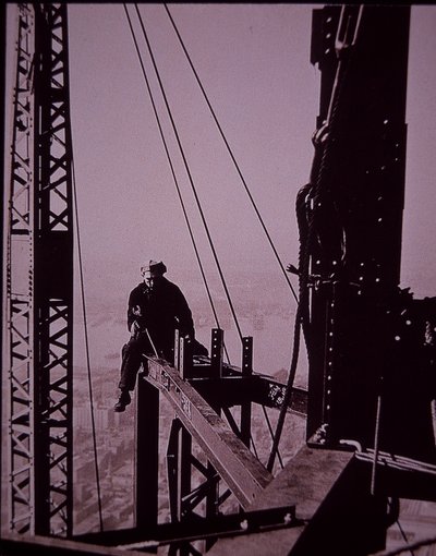 Empire State Building in costruzione, con bullonatore con chiave inglese da Lewis Wickes Hine