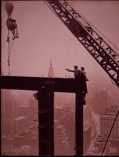 Empire State Building in costruzione, posizionamento di una trave d