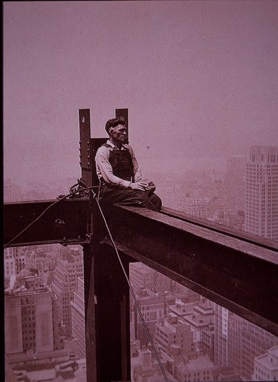 Empire State Building in costruzione, mostrando un operaio in pausa da Lewis Wickes Hine