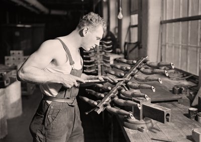 Operaio della fabbrica alla Paragon Rubber Company, Massachusetts, 1936 da Lewis Wickes Hine