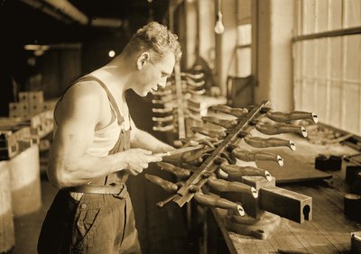 Operaio della fabbrica alla Paragon Rubber Company, Massachusetts, 1936 da Lewis Wickes Hine