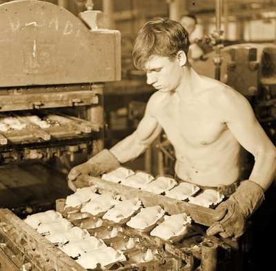 Lavoratore in fabbrica alla Paragon Rubber Company, Massachusetts, 1936 da Lewis Wickes Hine